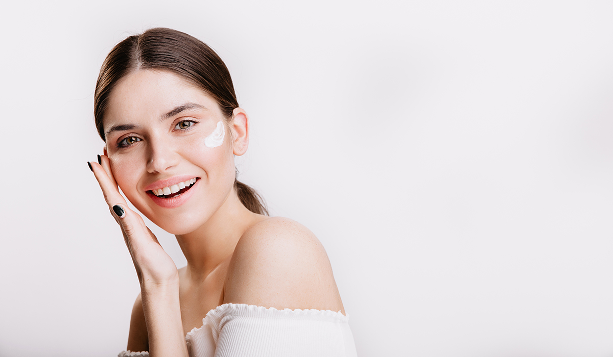 کرم نرمکننده دست و صورت ساج برای چه کسانی مناسب است؟ کرم نرمکننده دست و صورت ساج برای چه کسانی مناسب است؟